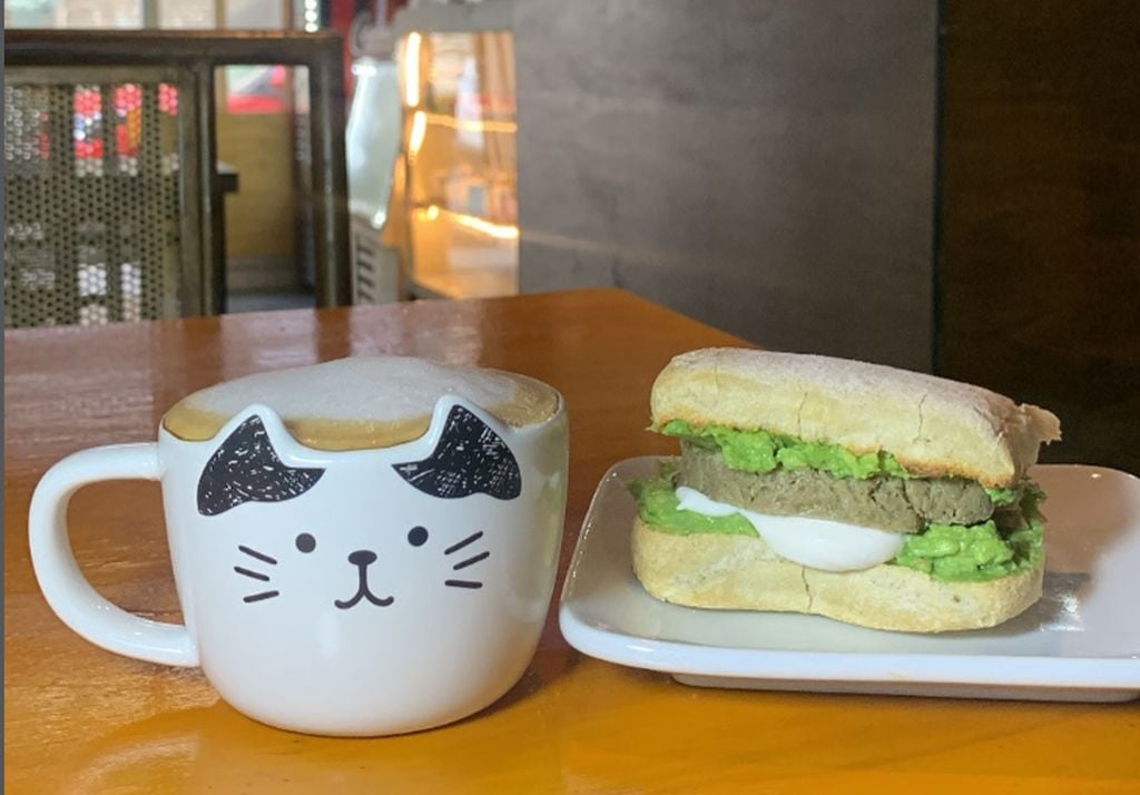 cafeteria vegana ¿Se imaginan quién es el gran tirano? Lo pueden saber visitando esta cafetería 100% vegana. Imagen: @elgrantiranospa