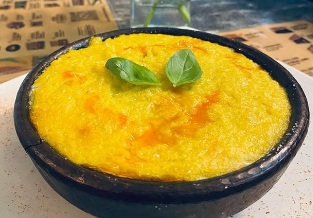 la boca del oso Pastel de Choclo vegano, con un exquisito pinito de verduras, carne de soya, pasas, aceitunas y huevito de tofu. Imagen: @labocadeloso