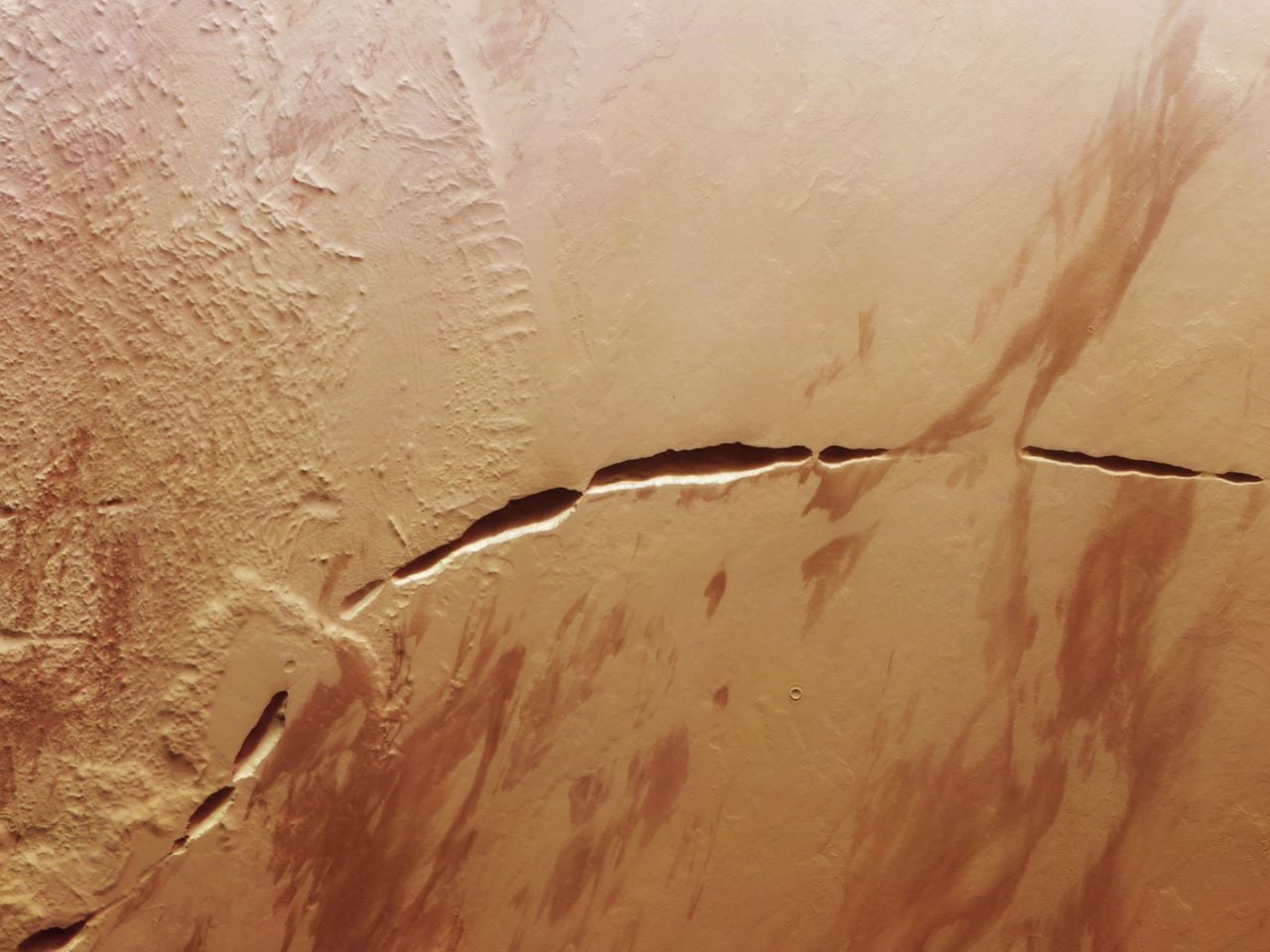 Una cicatriz serpenteante en Marte. Crédito: ESA