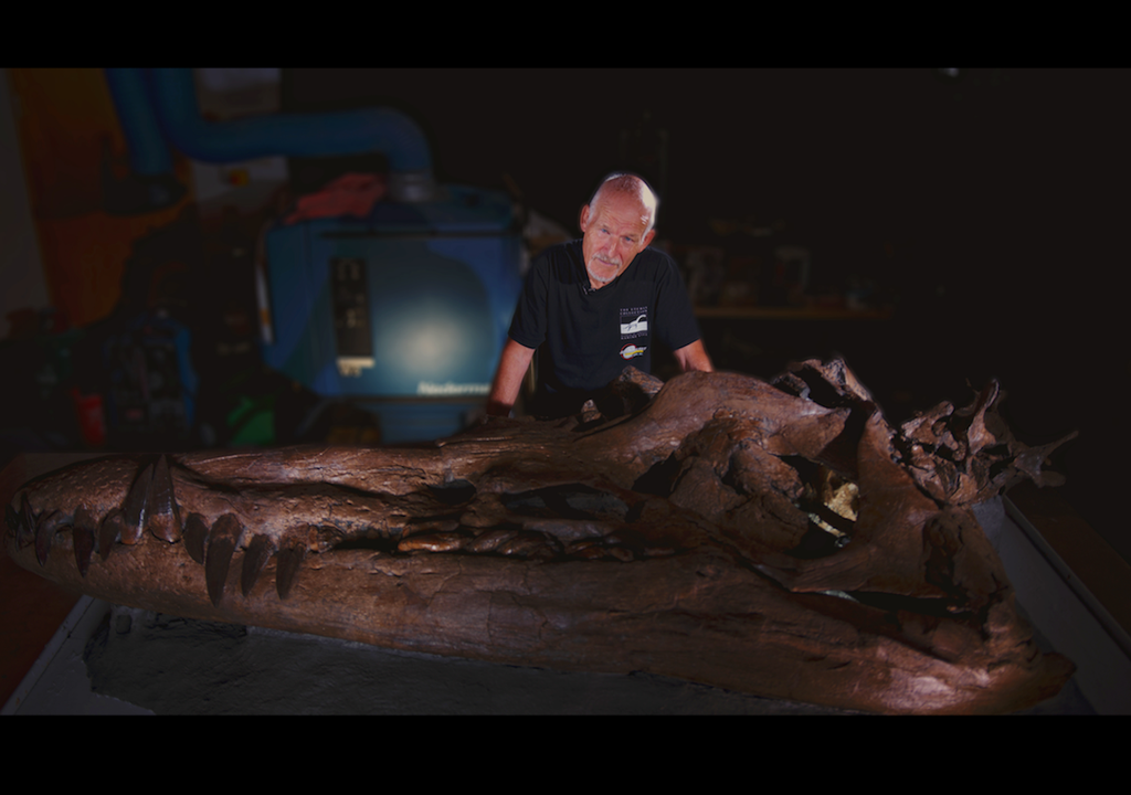 Steve Etches con il fossile scoperto nel Dorset