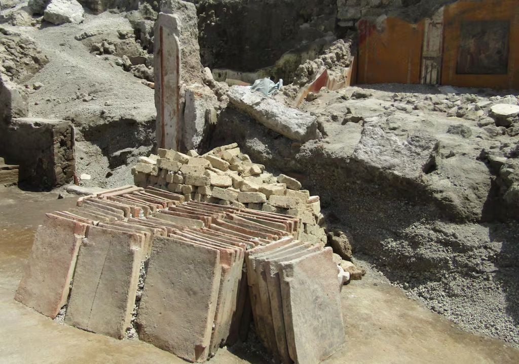 Así aparecieron, perfectamente ordenadas y preparadas para su uso, las tejas cerámicas y los bloques de toba amarilla en el Atrio 2 de la domus recién excavada cuando la erupción del Vesubio sepultó Pompeya. Así aparecieron, perfectamente ordenadas y preparadas para su uso, las tejas cerámicas y los bloques de toba amarilla en el Atrio 2 de la domus recién excavada cuando la erupción del Vesubio sepultó Pompeya.