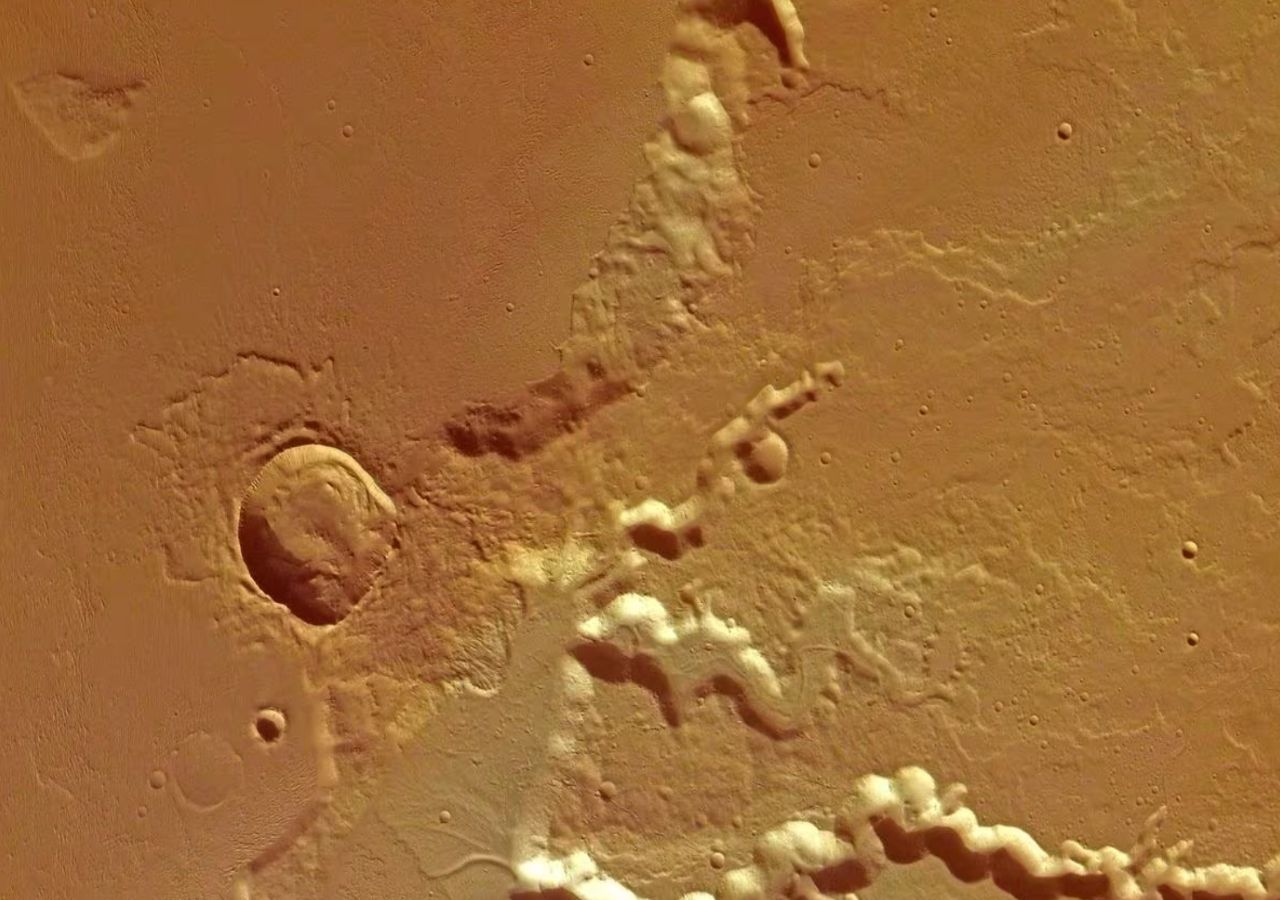 La imagen tomada fue obtenida por la sonda Mars Express y corresponde a la formación Medusa Fossae y áreas adyacentes en el límite entre las tierras altas y bajas de Marte. Bajo la superficie se encontraría una enorme reserva de agua congelada. Imagen. ESA.