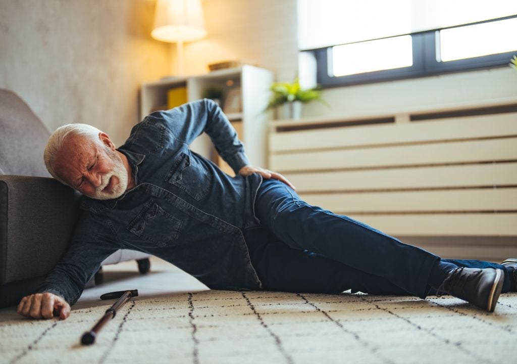 Las caídas en adultos mayores no solo responden a falta de fuerza o problemas de equilibrio: nuevos estudios señalan un origen neurológico que altera la precisión del movimiento.