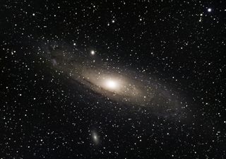  Descubren molécula inédita de óxido de aluminio en explosiones de estrellas bebé en Chile