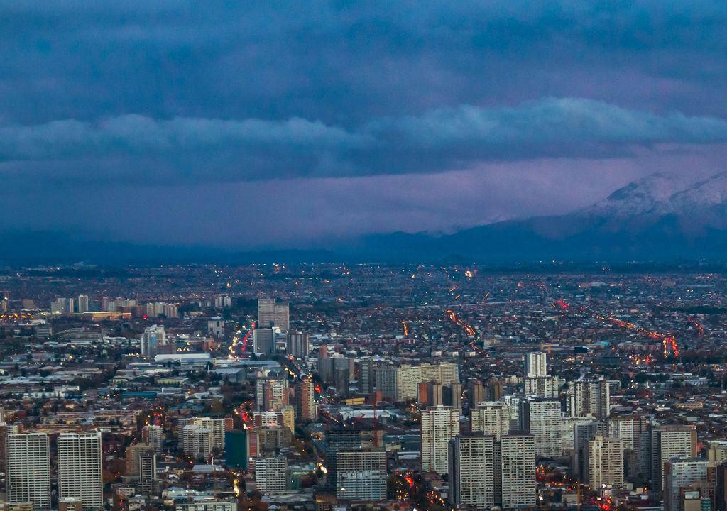 Santiago. Nubes, lluvia, cordillera