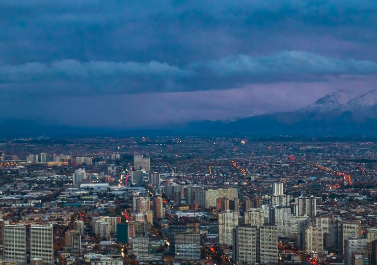 Santiago. Nubes, lluvia, cordillera Santiago. Nubes, lluvia, cordillera