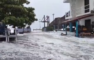 Desde Barra de Navidad en Jalisco, se reportan feroces marejadas cicl&oacute;nicas e inundaciones severas debido a "Simon"