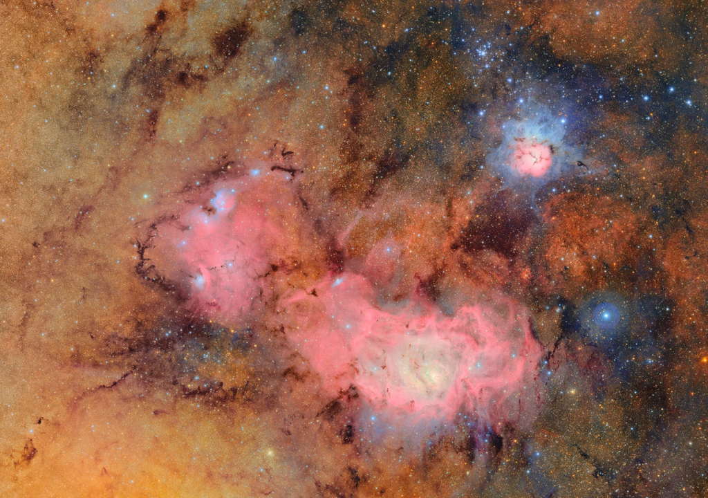 Composición de 678 imágenes captadas por el Observatorio Vera C. Rubin en siete horas de observación. La suma de exposiciones revela detalles sutiles de la nebulosa Trífida (arriba) y la nebulosa de la Laguna, ubicadas a miles de años luz de la Tierra.