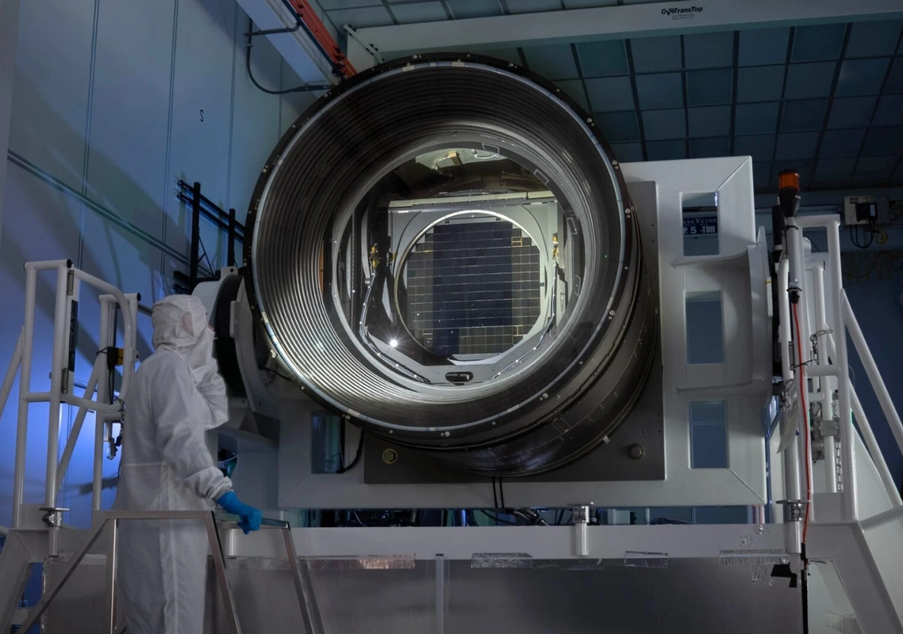 La cámara del Observatorio Vera C. Rubin pesa casi 3.000 kg y captura imágenes tan detalladas que requerirían cientos de pantallas UHD para mostrarse. Sus sensores operan a -100 °C y cambia de filtro en menos de dos minutos. Crédito: Observatorio Vera C. Rubin.