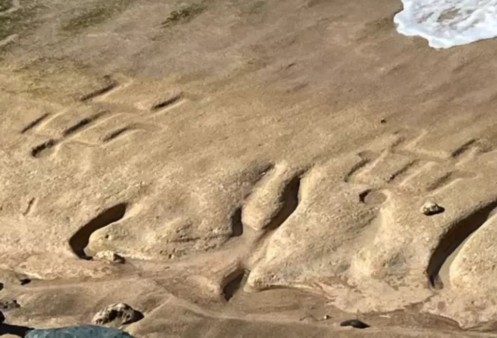 Desenhos rupestres reaparecem em praia do Havaí após maré baixa Foto: Reprodução/Hawaii News Now