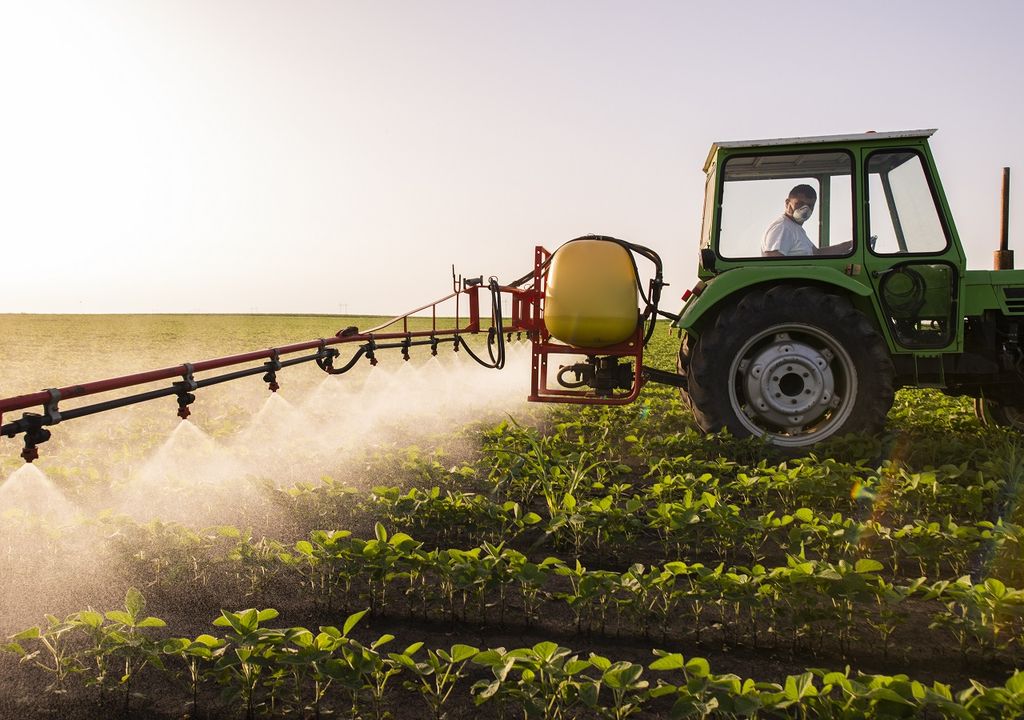tractor aplicando productos químicos para mejorar la producción agrícola tractor aplicando productos químicos para mejorar la producción agrícola