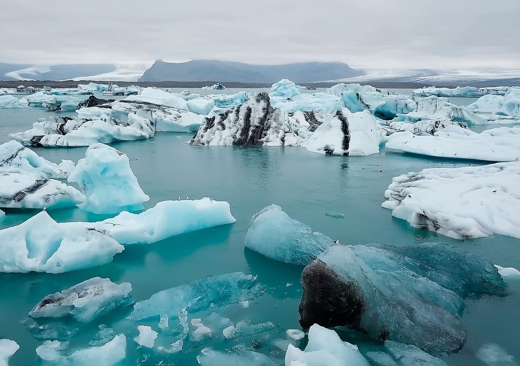 Témpanos de hielo fragmentados en el Ártico