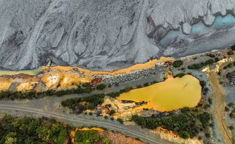 El deshielo de un glaciar pone al descubierto nuevas zonas de explotación de una antigua mina de oro abandonada