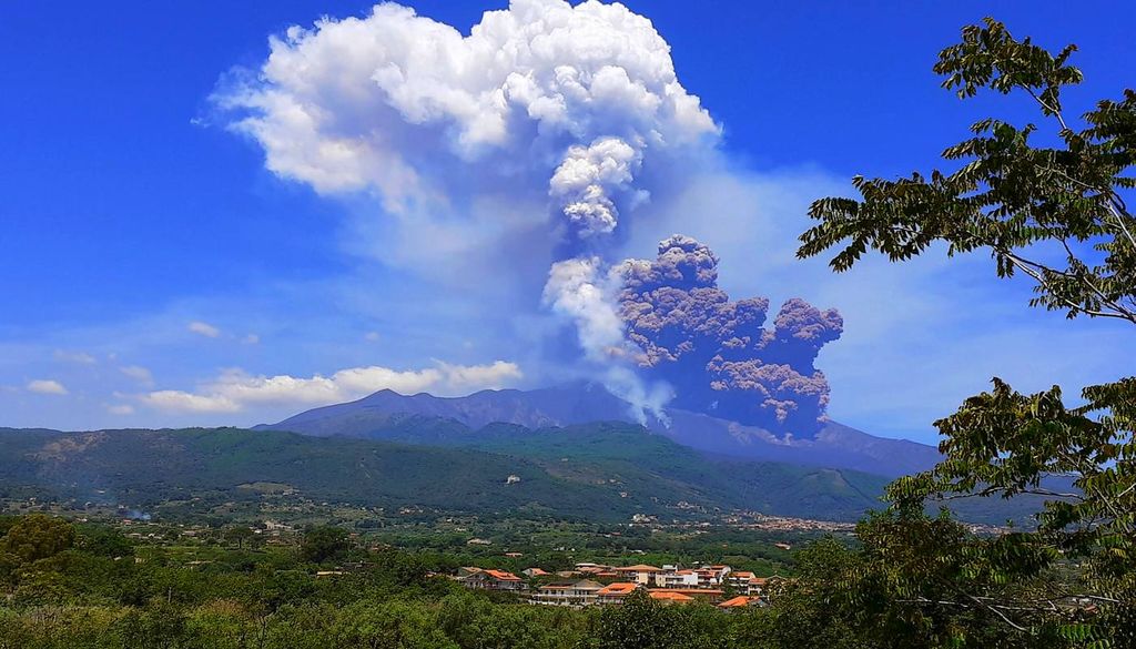 Erupción del volcán Etna, en Sicilia, en 2025 Durante la erupción del Etna en 2025, vídeos de turistas se difundieron fuera de contexto como si mostraran una huida ante un peligro inminente.