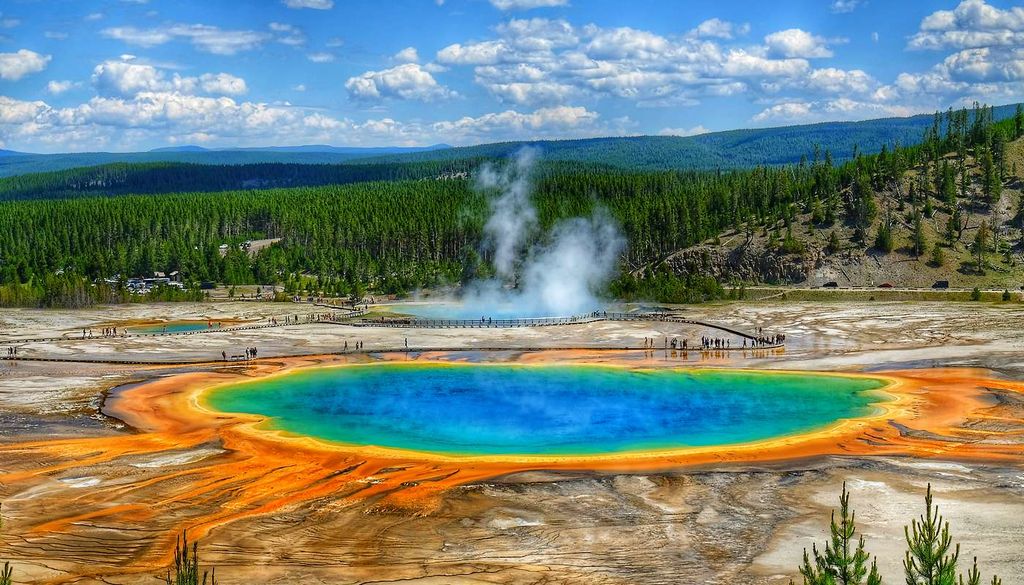 Parque Nacional Yellowstone, ubicado en Wyoming, Montana e Idaho. Yellowstone es uno de los volcanes más utilizados para difundir mensajes alarmistas sobre una supuesta gran erupción. Los científicos recuerdan que no existe un calendario que permita predecir cuándo volverá a entrar en actividad.