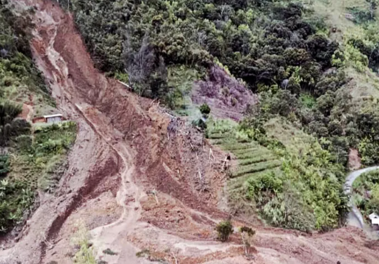 Imagens registadas no Post-Courier captam a devastação causada pelos movimentos de terra na Papua Nova Guiné.
