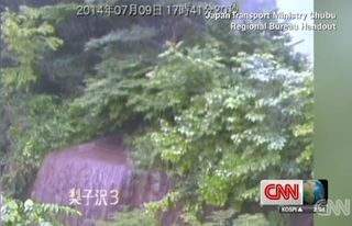 Deslizamiento de masa de tierra por Neoguri en tiempo real
