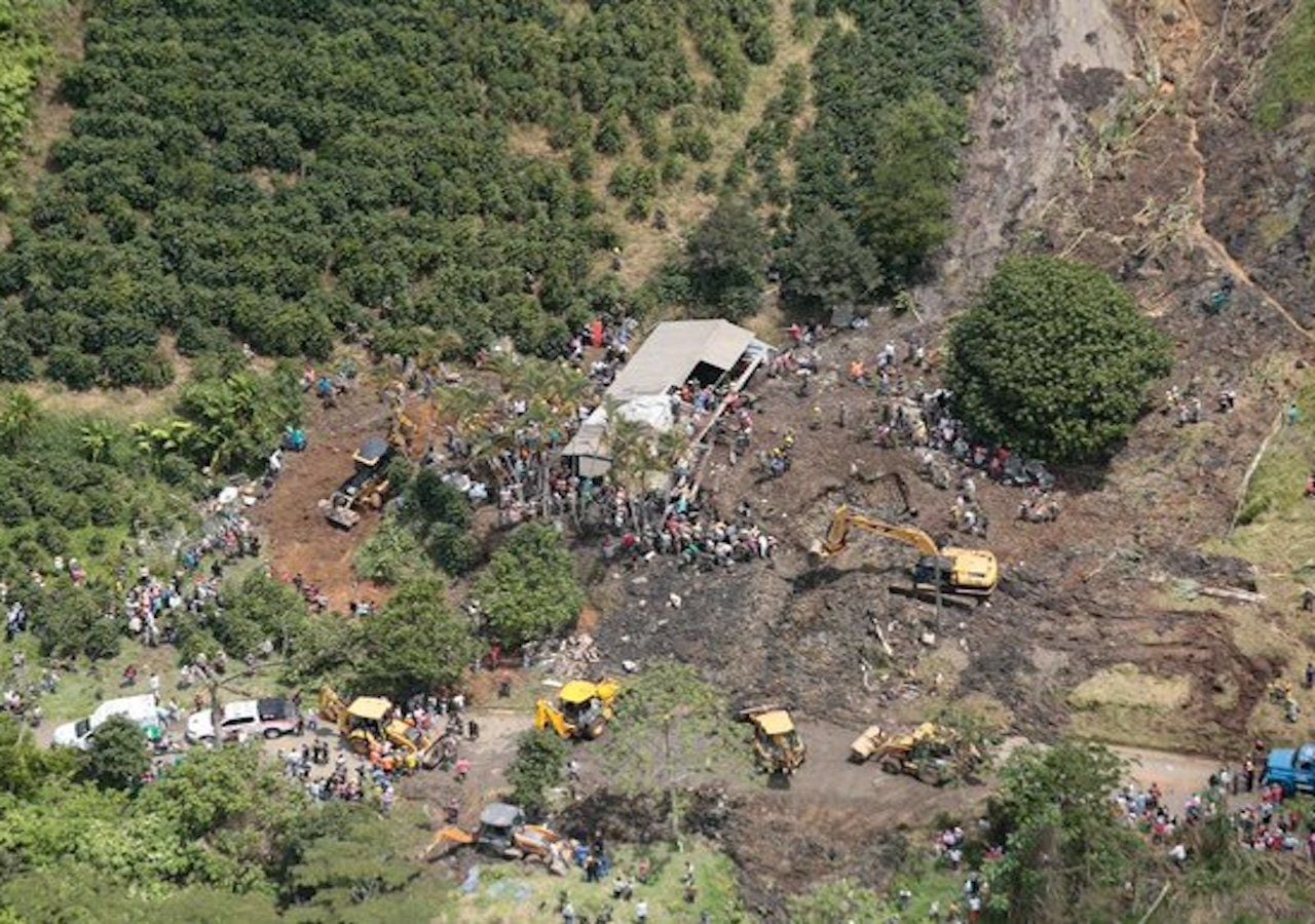 Un sobrevuelo sobre el área muestra como el alud de tierra arraso con la escuela por completo. Fuente: Gobierno de Antoquia
