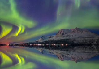 Deslumbrante aurora brilha sobre a Islândia