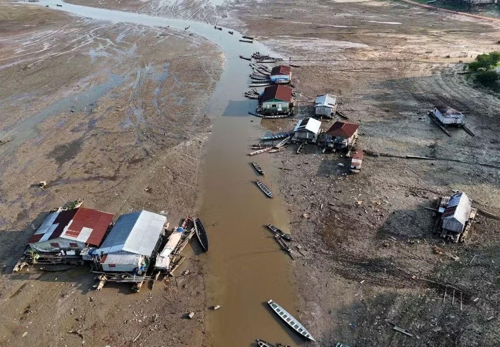 Casas flutuantes ficaram encalhadas no leito do Igarapé do Xidamirim, cujo nível da água baixou drasticamente devido à seca em Tefé, no Amazonas. Foto de 20 de agosto de 2024 — Foto: Bruno Kelly/Reuters