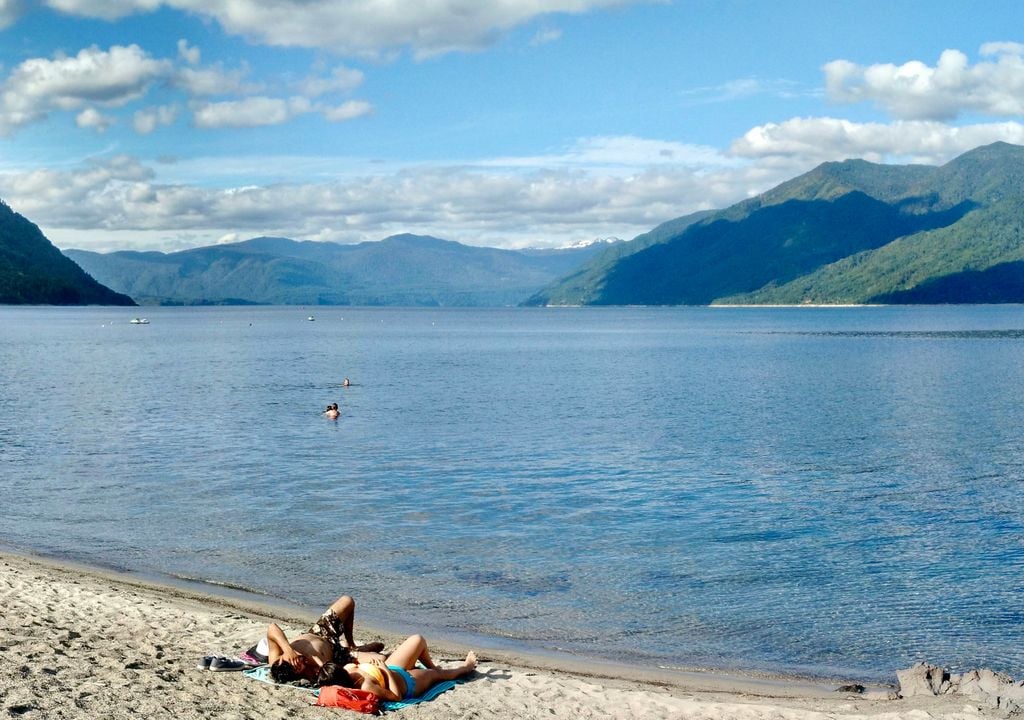 Lago Caburgua, Región de La Araucanía. Lago Caburgua, Región de La Araucanía.