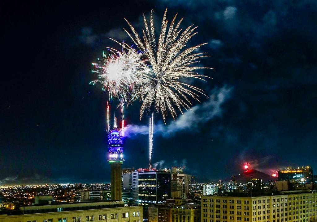 Fiesta de Año Nuevo en la Torre Entel de Santiago. Fiesta de Año Nuevo en la Torre Entel de Santiago.