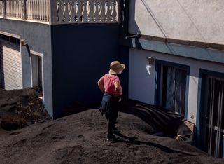 Desbordamiento de lava en cono del Cumbre Vieja, en España