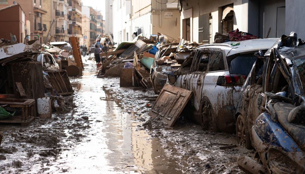 DANA Cuando el agua se retira, comienza la segunda fase del desastre: el barro. Y es necesario saber cómo quitarlo o puede traer riesgos para la salud