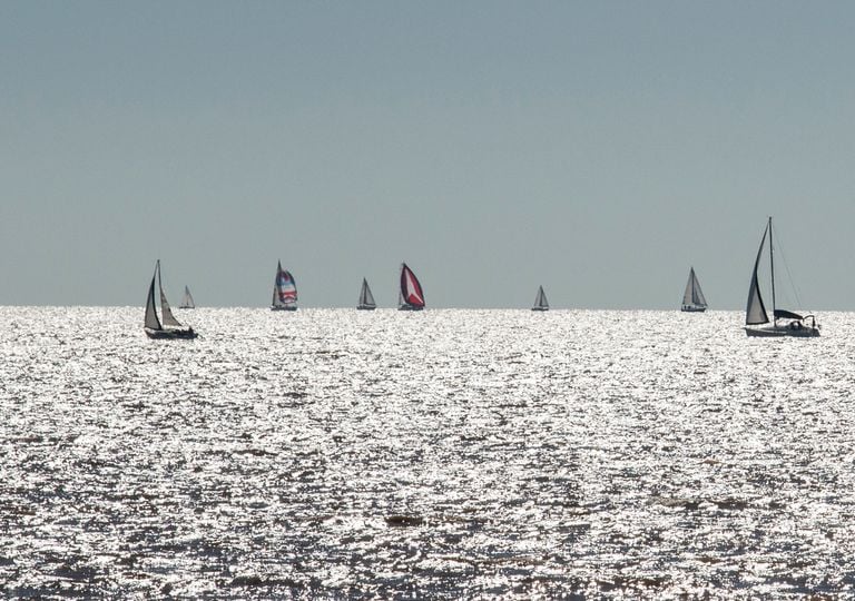 Despu&eacute;s del Pampero y con fr&iacute;o, llega por fin el sol al R&iacute;o de la Plata: as&iacute; viene el finde para navegar