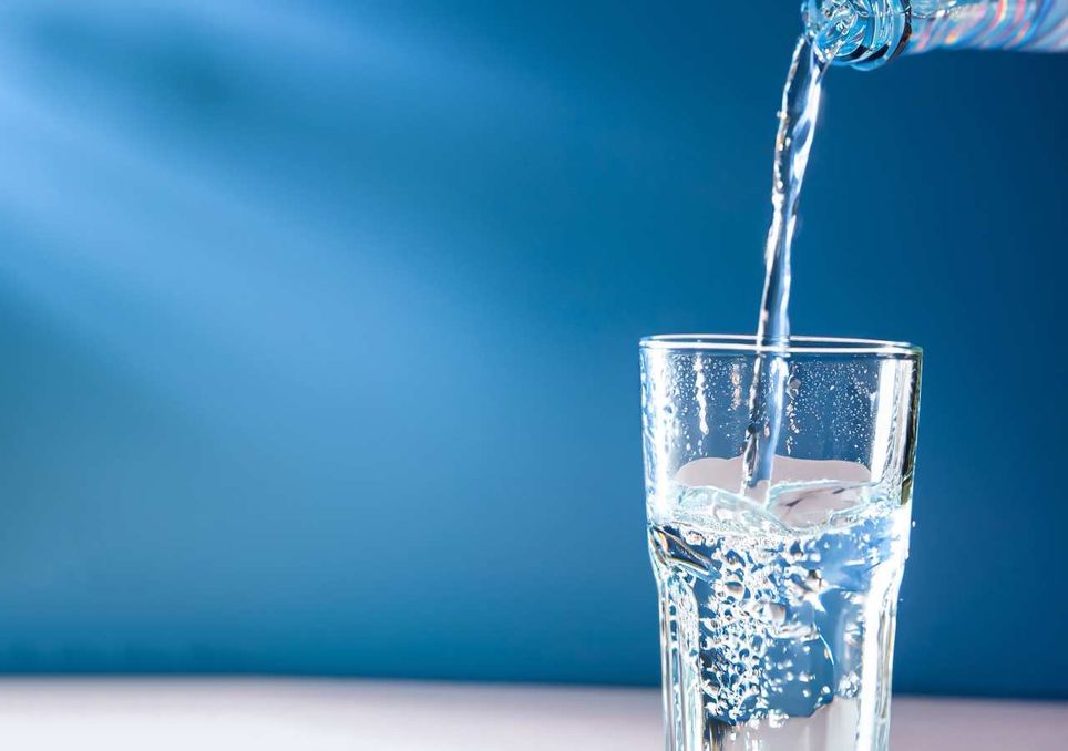 llenando un vaso con agua