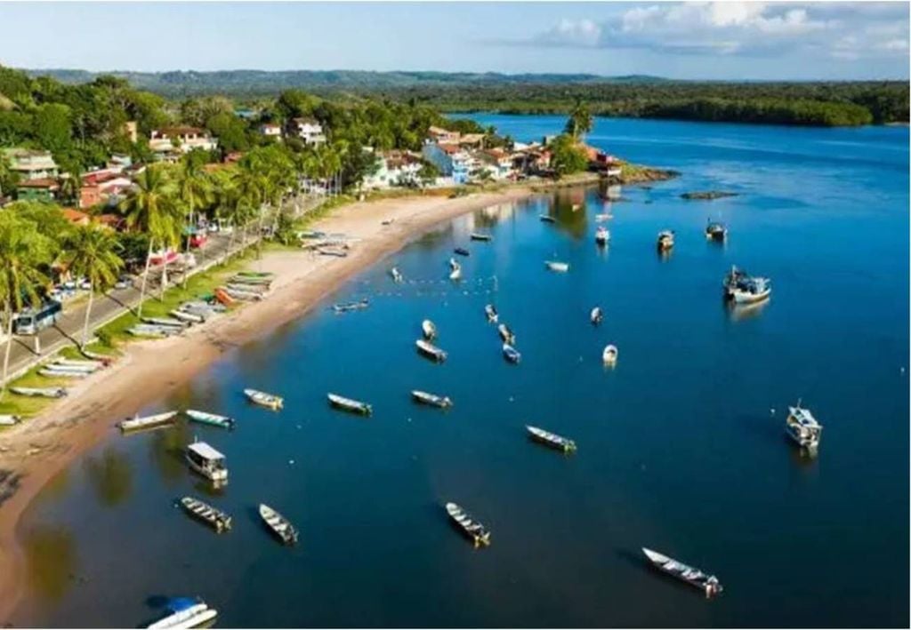 Trata-se de uma cidade pequena, mas bastante charmosa, cercada por Mata Atlântica preservada, rios, cachoeiras e praias.