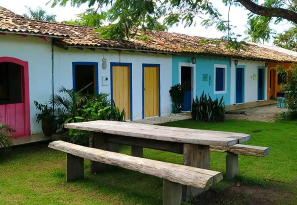 O Quadrado é a imagem que melhor resume Trancoso: o grande gramado verde cercado por casinhas coloridas dá o tom do lugar, que lembra um pacato vilarejo de interior. Crédito: Divulgação.