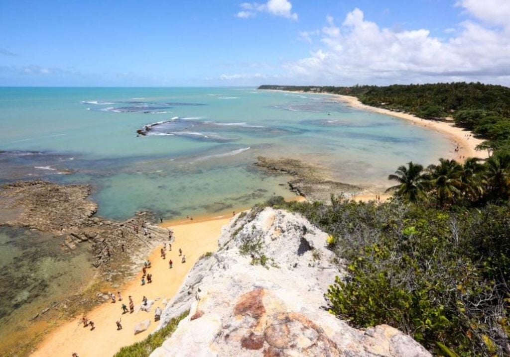 A Praia do Espelho. Quando a maré fica mais estável, as águas se tornam um espelho que reflete o azul do céu, daí o seu nome. Crédito: Monique Renne.