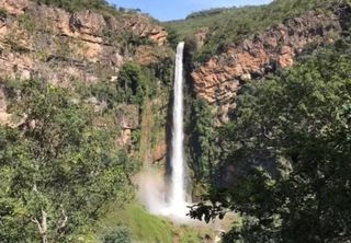 Destino selvagem no Cerrado: cidade goiana esconde uma cachoeira monumental de 168 metros e sítios arqueológicos
