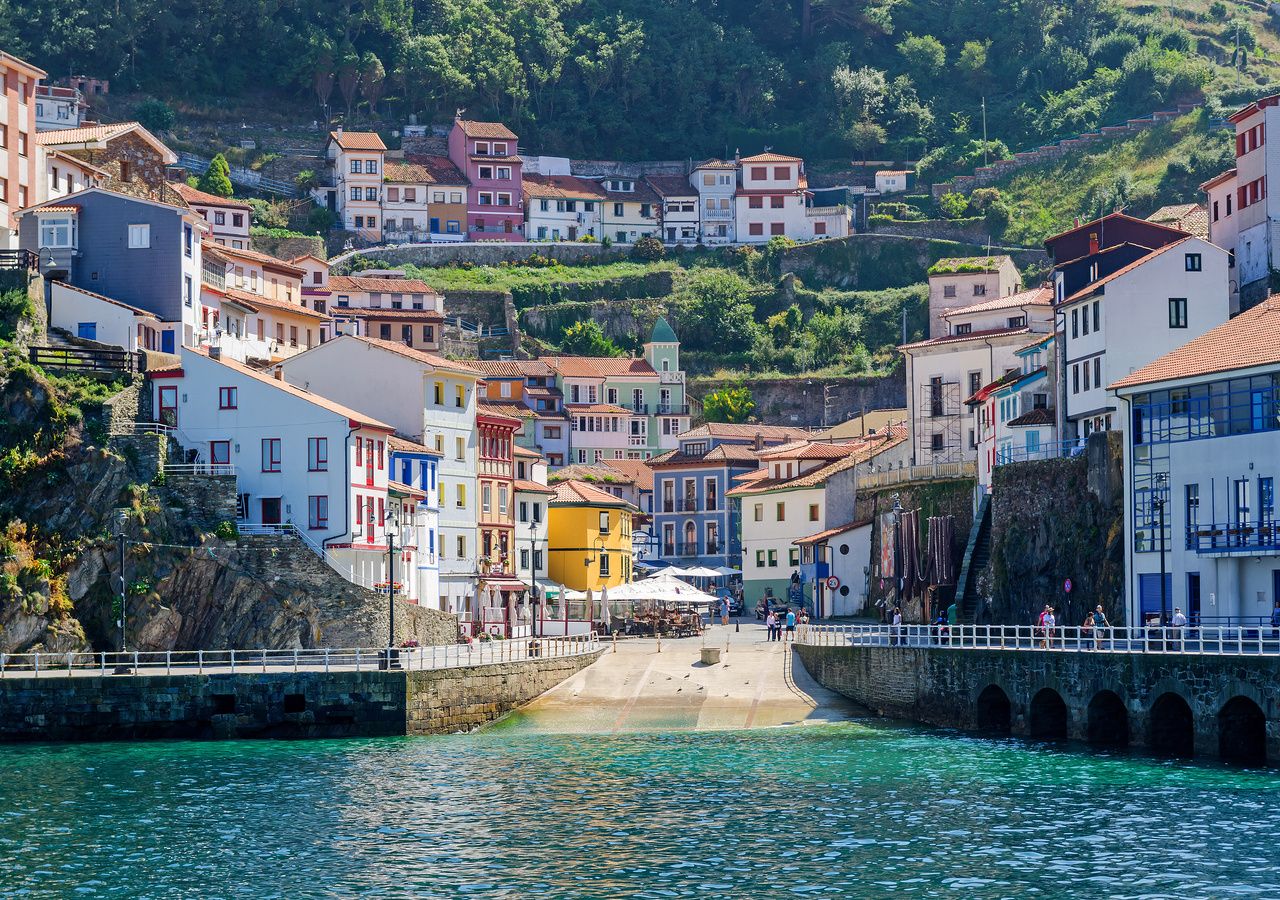 La entrada de la ola de calor no ha sentado muy bien a muchas personas... ¿destinos turísticos más frescos? Si por favor. Imagen de Cudillero, Asturias