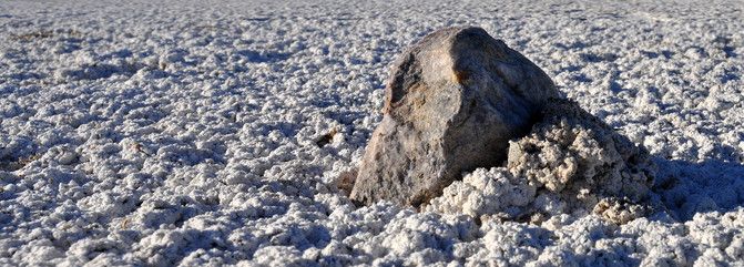 Desvelado El Misterio De Las Piedras Errantes Figura 3.- Los montículos de sedimento se acumulan delante de las piedras deslizantes durante su avance. / SINCActualmente, los rastros que han dejado las piedras deslizantes del presente año en Altillo Chica –una reserva natural junto a las lagunas de El Longar y Altillo Grande– apenas se pueden ver, porque se forman durante las tormentas invernales y luego se van borrando. Aun así, esta temporada se han formado al menos tres generaciones distintas de trazas. “Desde que las vimos por primera vez en el año 2012, hemos registrado unos siete episodios o generaciones de rocas errantes”, concluye Sanz, quien subraya la necesidad de conservar este paraje único.