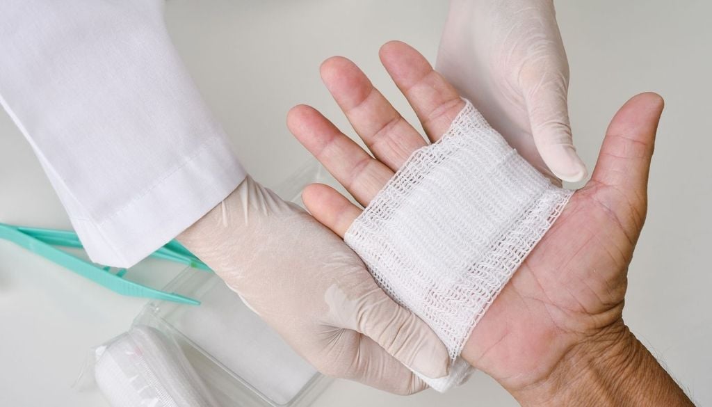 Herida La rabia es una enfermedad grave, pero una exposición no equivale a desarrollar la enfermedad: la atención rápida es precisamente lo que permite prevenirla.