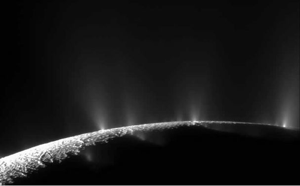 Imagen del polo sur de Encelado, en la que se aprecian los chorros de material