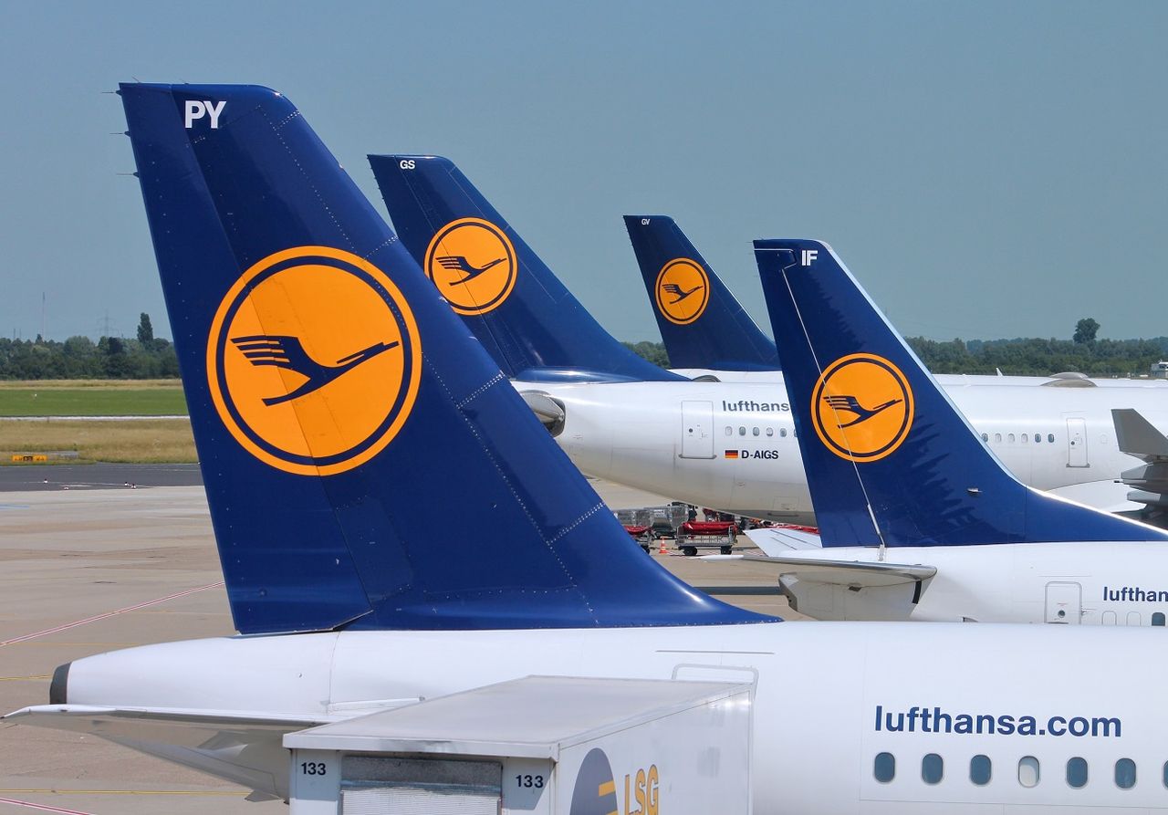 Reisende der Lufthansa dürfen sich in der First Class über ein besonderes Skincare-Menü freuen (Foto: Adobe Stock)