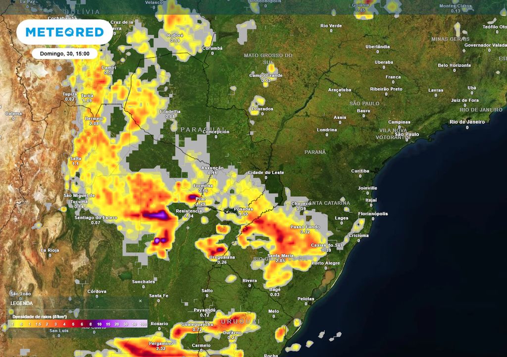 Previsão de densidade de raios no domingo durante a tarde mostra tempestades se formando sobre o Rio Grande do Sul e pontos isolados de Santa Catarina, com chuvas intensas.