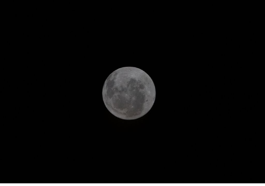 Imagen de la Luna tomada desde Orion en el inicio del día 5 de la misión Artemis II. Se puede apreciar la Cuenca Oriental en el borde derecho del disco lunar. Esta misión marca la primera vez que se observa la cuenca completa a simple vista. Créditos: NASA-Artemis II.
