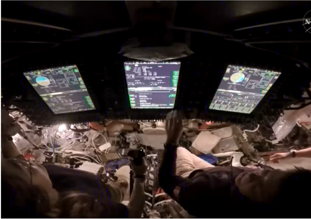 La astronauta de la NASA Christina Koch (izquierda) toma el control de la nave espacial Orion durante una prueba de pilotaje manual en el cuarto día de vuelo de la misión Artemis II. A su derecha se encuentran el astronauta de la CSA (Agencia Espacial Canadiense) Jeremy Hansen y el astronauta de la NASA Victor Glover. Créditos: NASA-Artemis II.