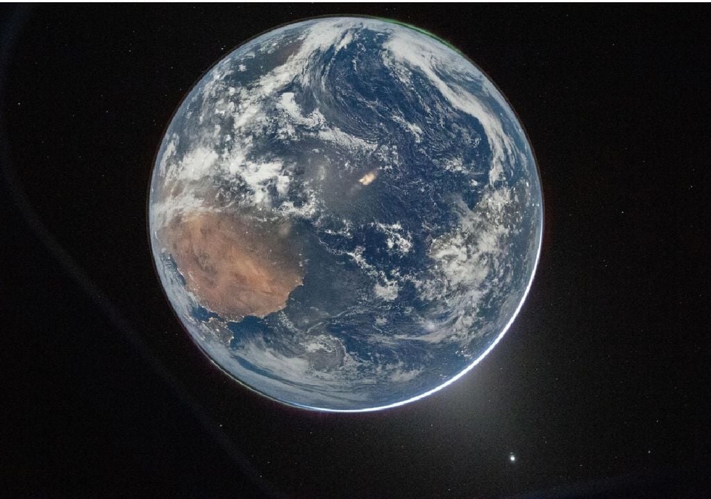 Así luce la Tierra desde Orion, en el día 3 de la misión Artemis II. La imagen fue capturada por el comandante, y se puede ver la Tierra "de cabeza", el área marrón abajo a la izquierda es parte del oeste de África, más al borde de la esfera la Península Ibérica, gran parte del Atlántico en medio de la imagen, y bien a la derecha el este de Sudamérica, incluso se logran ver las luces de ciudades como Buenos Aires. Créditos: Reid Wiseman, Orion, Artemis II-NASA.