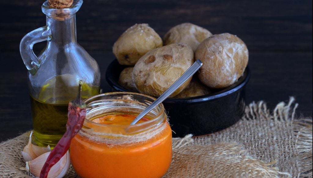 Mojo con papas arrugadas: el producto más emblemático de la gastronomía canaria.
