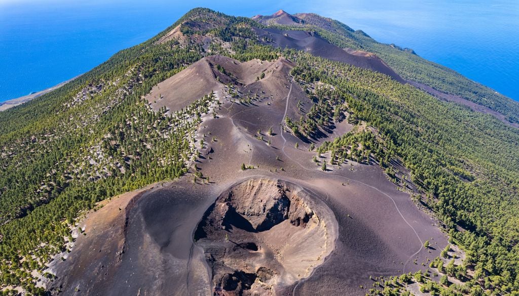 Los cráteres de la Cumbre Vieja, en la Isla de La Palma, son una excelente muestra del paisaje volcánico de las islas.