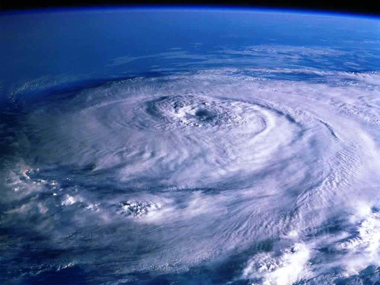 El huracán Katrina fue uno de los más mortíferos en nuestra historia generación, se registró la muerte de 1833 personas. El huracán Katrina fue uno de los más mortíferos en nuestra historia generación, se registró la muerte de 1833 personas.