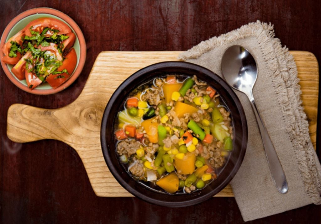 La Carbonada es uno de los platos tradicionales que destaca por su sazón y por su elaboración con ingredientes sencillos y a la vez muy nutritivos.