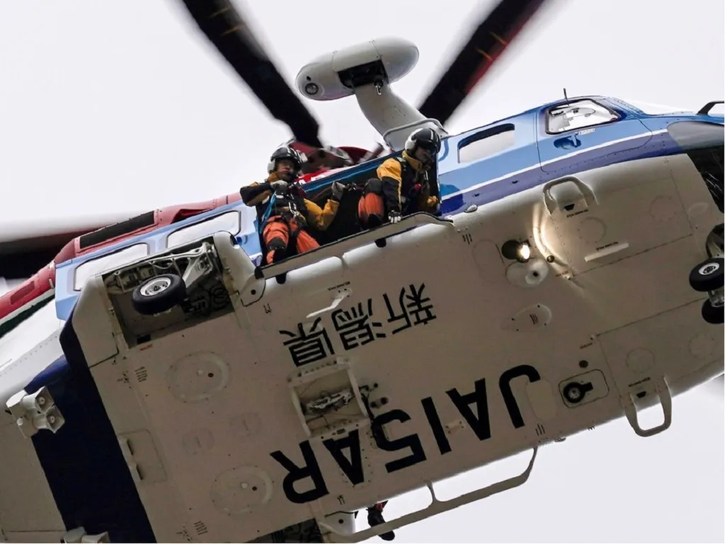 El personal de rescate busca personas desaparecidas a través de altavoces desde un helicóptero, por las zonas que sufrieron inundaciones, el 13 de octubre de 2019. Foto: KIMIMASA MAYAMA EFE/EPA