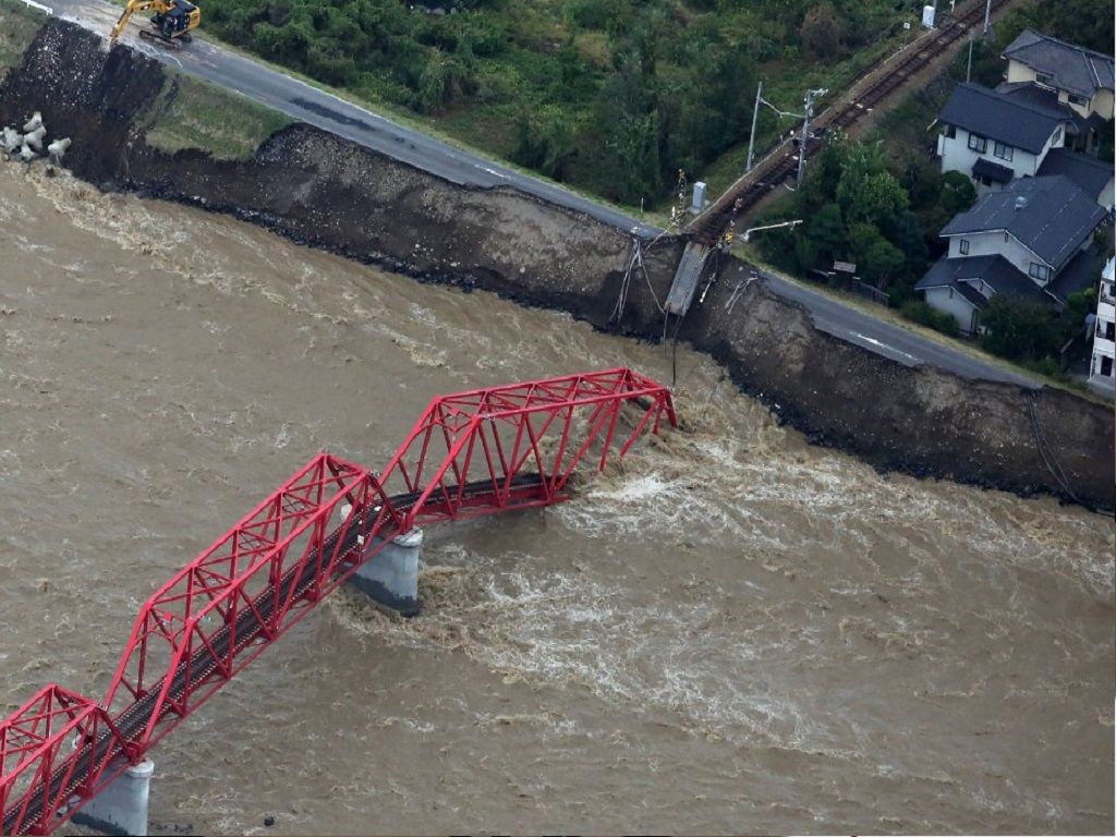 Vista aérea de un puente de tren dañado sobre el río Chikuma después del paso del tifón Hagibis en Ueda (Japón), el 13 de octubre de 2019. Foto: AFP Vista aérea de un puente de tren dañado sobre el río Chikuma después del paso del tifón Hagibis en Ueda (Japón), el 13 de octubre de 2019. Foto: AFP