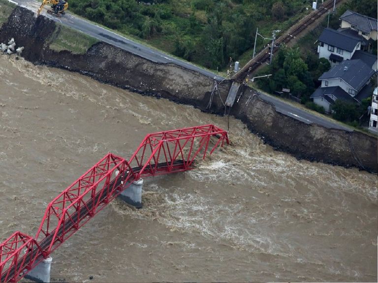 Vista aérea de un puente de tren dañado sobre el río Chikuma después del paso del tifón Hagibis en Ueda (Japón), el 13 de octubre de 2019. Foto: AFP Vista aérea de un puente de tren dañado sobre el río Chikuma después del paso del tifón Hagibis en Ueda (Japón), el 13 de octubre de 2019. Foto: AFP